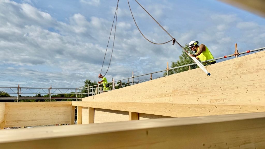CLT-elementer under montering i massivtrebygg